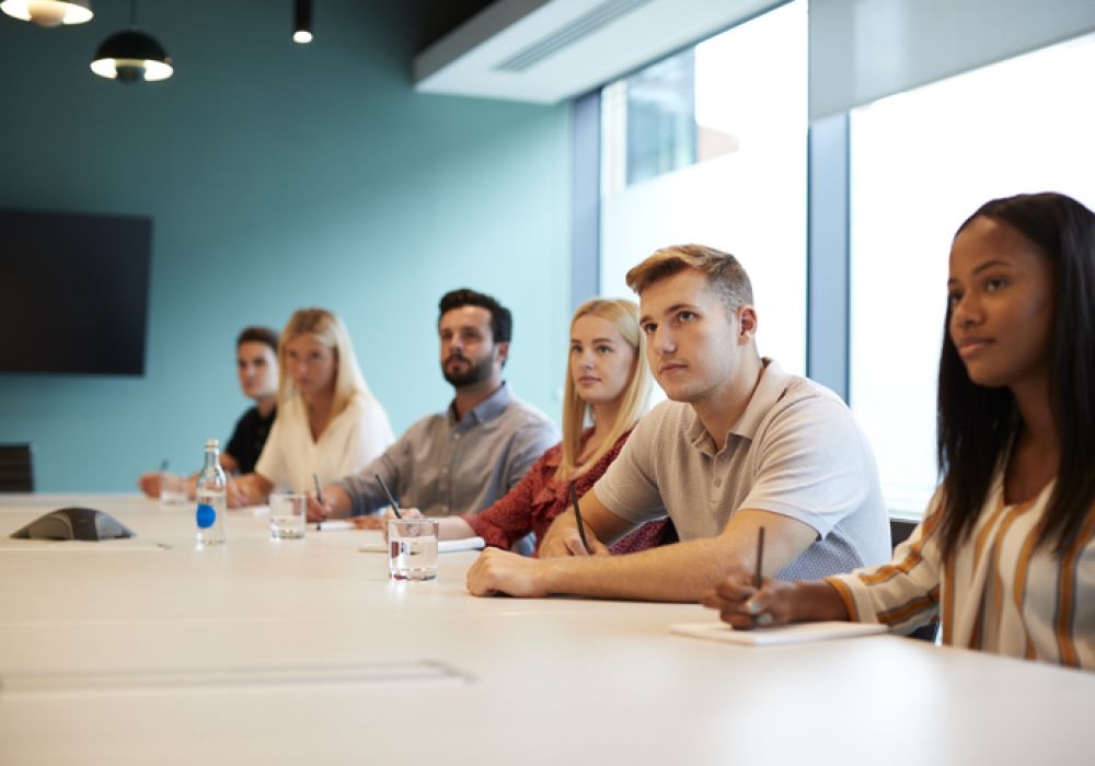Entrevista de grupo: cómo destacar con equilibrio