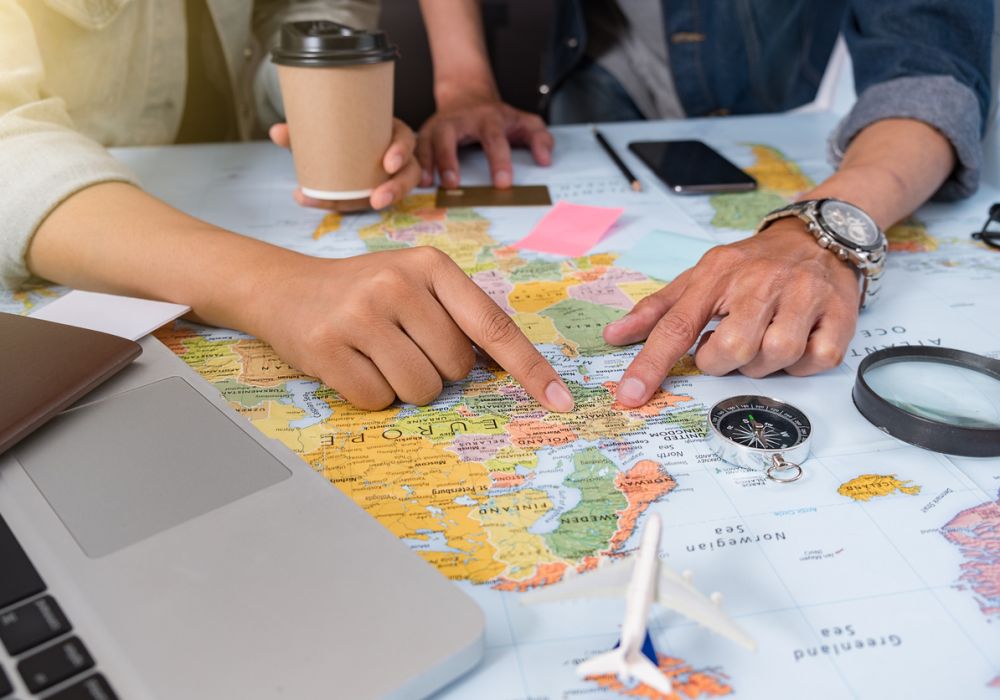 Una pareja consulta un mapa mientras planifica un viaje