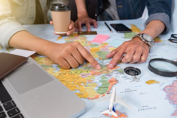 Una pareja consulta un mapa mientras planifica un viaje