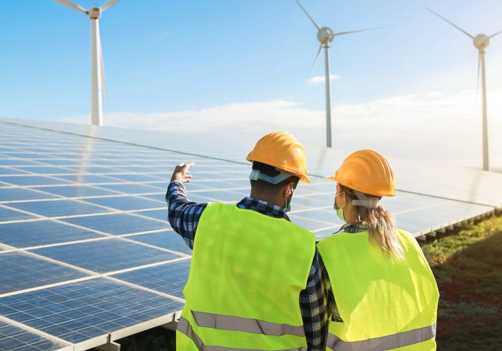 Primer Empleo en Renovables: Guía Completa de Roles de Entrada y Certificaciones Esenciales