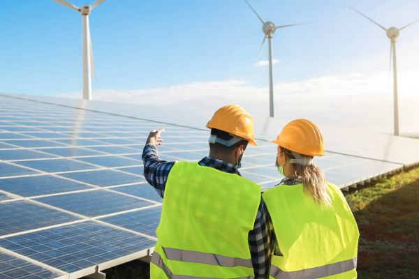 Primer Empleo en Renovables: Guía Completa de Roles de Entrada y Certificaciones Esenciales