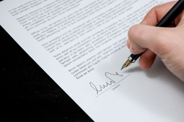 ¿Qué se debe tener en cuenta antes de firmar un contrato? Tu guía definitiva para entrar en el mercado laboral