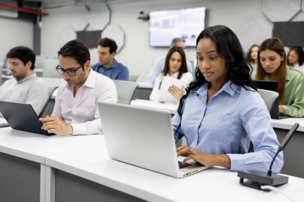 ¿Merece la pena hacer un máster? ROI real, salarios y cuándo compensa