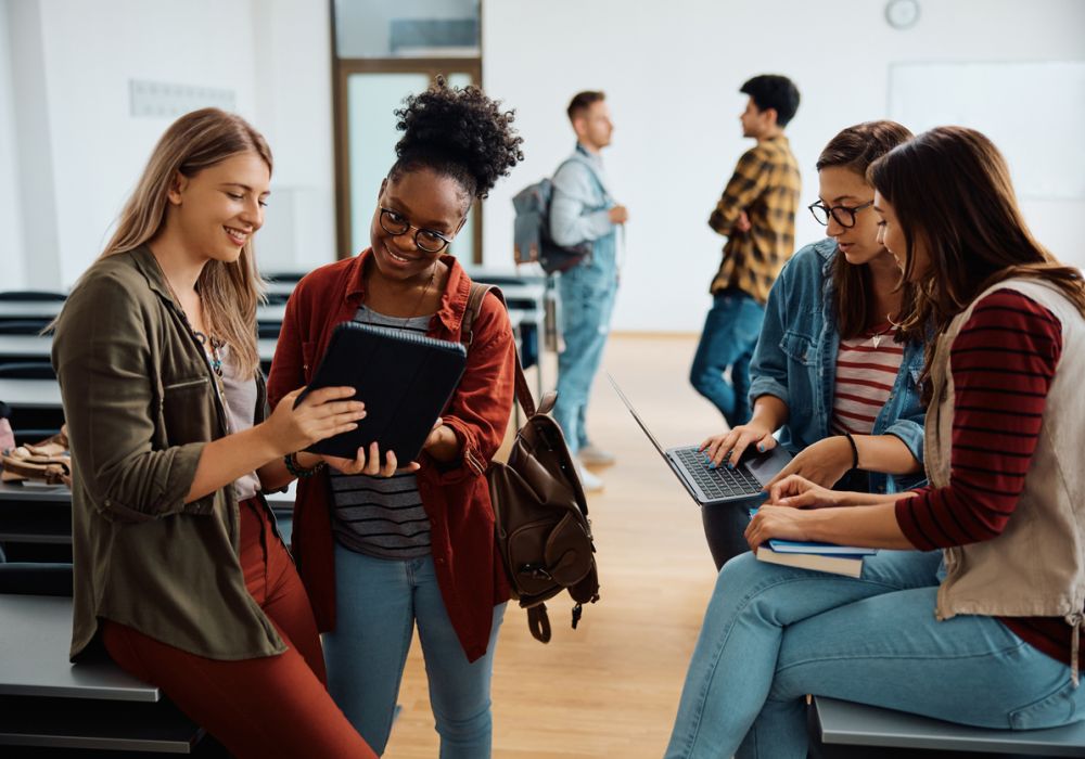 Universidad vs. FP vs. Bootcamp: Tu Guía Definitiva para Elegir tu Futuro Profesional