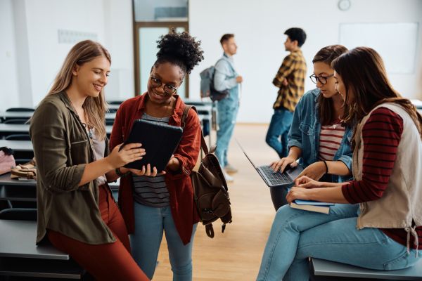 Universidad vs. FP vs. Bootcamp: Tu Guía Definitiva para Elegir tu Futuro Profesional